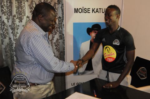Abdoulaye CISSOKO holds his C.I.T.